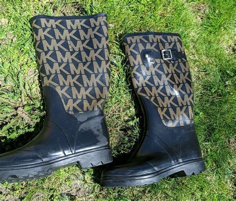 michael kors rain boots outfit